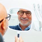 Natürliches Lächeln und fester Biss dank Zahnimplantaten in der MKG-Praxis.