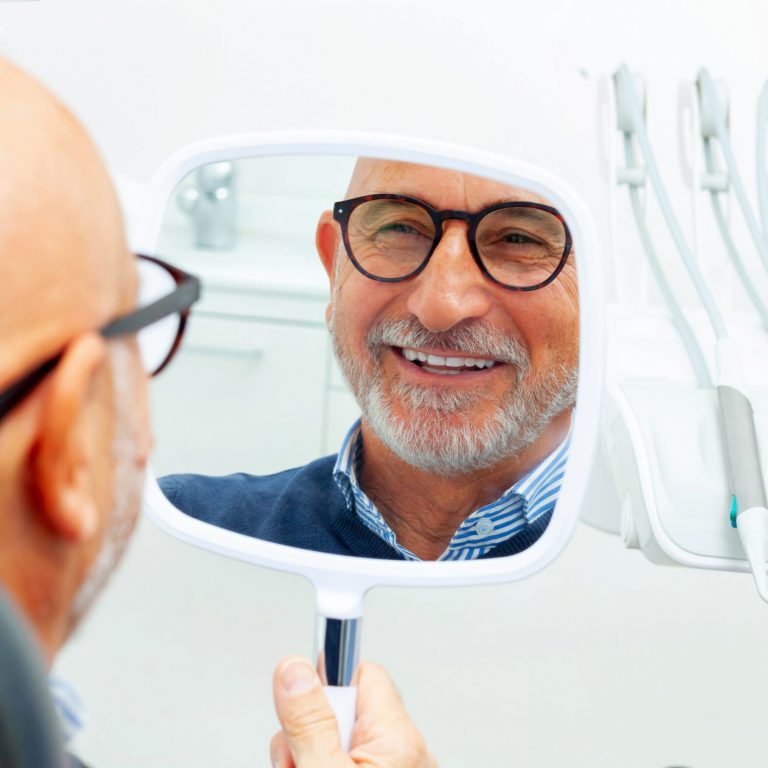 Natürliches Lächeln und fester Biss dank Zahnimplantaten in der MKG-Praxis.